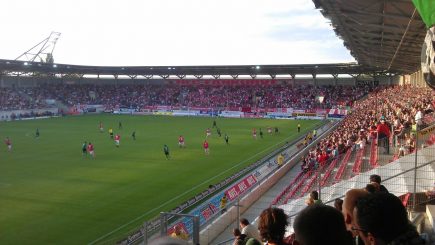Blick aus dem Gästeblock des Erdgas Sportparks.