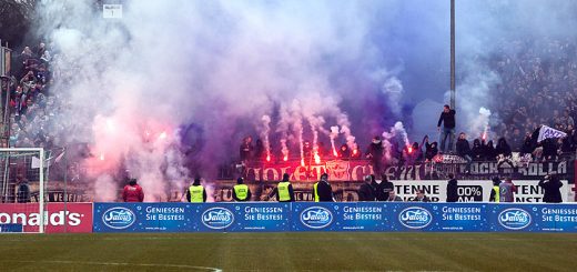 VFL Osnabrück Fans zünden Pyro im Gästeblock