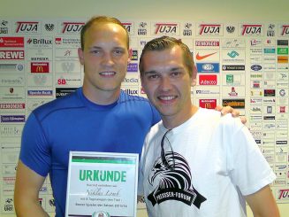 Übergabe der Urkunde an Niklas Lomb