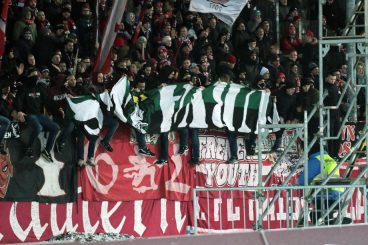 2018/2019 - Kaiserslautern Fans präsentieren die Curva Monasteria Fahne