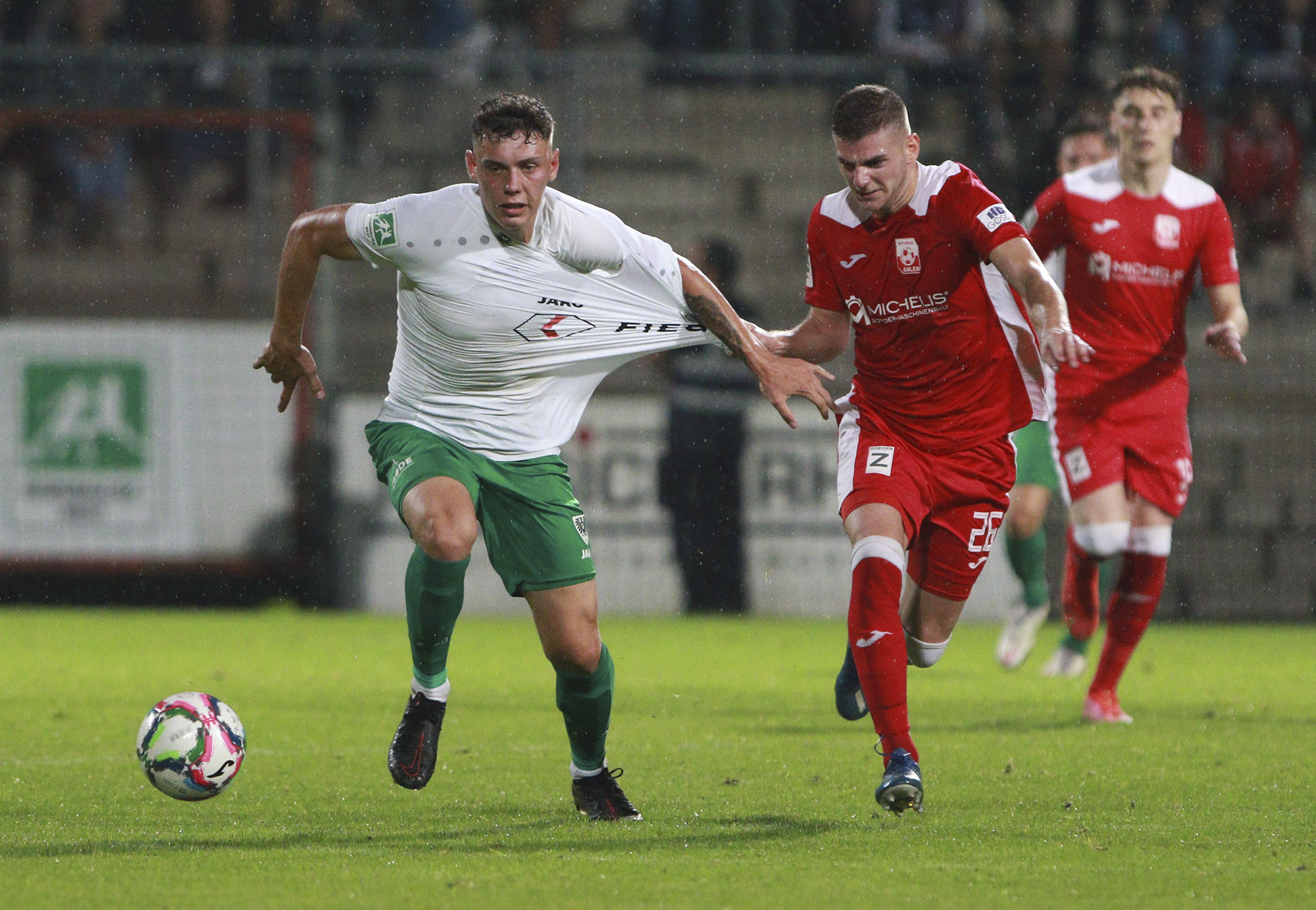 Preußen Spieler Nicolai Remberg hat nur den Ball im Blick. Sein Ahlener Gegenspieler unterzieht dem Preußentrikot eine Belastungsprobe.
