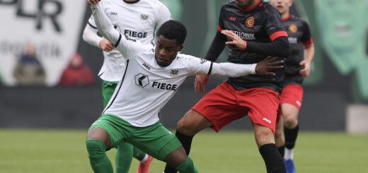 Daniel Kyerewaa behauptet den Ball gegen einen Erkenschwicker Gegenspieler im Westfalenpokal-Viertelfinale.