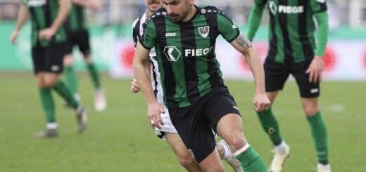 Malik Batmaz setzt sich gegen seinen Sandhäuser Gegenspieler durch.