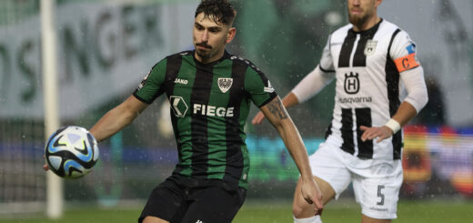 Malik Batmaz versucht den Ball vor seinem Ulmer Gegenspieler abzuschirmen.