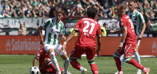 Preußens Stürmer Joel Grodowski, im Zweikampf gegen Hannoverspieler, muss in den nächsten Monaten auf seinen Sturmpartner Malik Batmaz verzichten. Ein Ersatz muss her, um im Heimspiel gegen Kaiserslautern den ersten Sieg in dieser Saison einzuhahren.