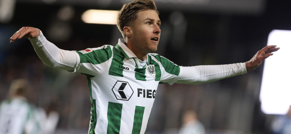 Preußens Angreifer Joel Grodowski setzt zu seinem beliebten Jubellauf an.