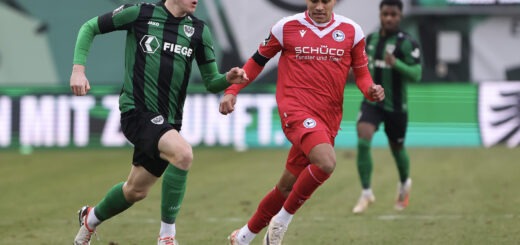 Preußens Linksverteidiger setzt sich gegen seinen Bielefelder Gegenspieler durch. Am Ende gewann der SCP mit 2:1.