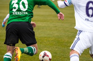 Benny Siegert im Zweikampf beim Derby SCP VFL