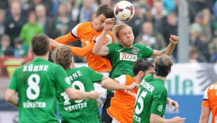 Preußen Münster - SV Darmstadt - Dennis Grote im Zweikampf