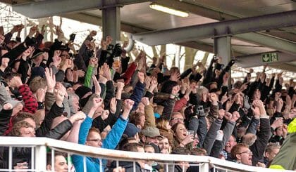 Jubel der Zuschauer nach dem Tor im Preußenstadion