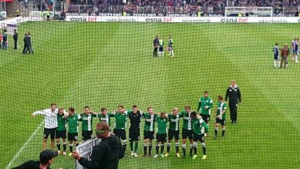 Unsere Adlerträger werden nach dem Derbysieg gebührend gefeiert!