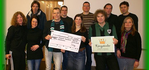 Scheckübergabe von 1906 Euro an Königskinder
