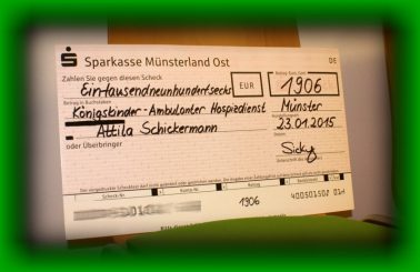 Scheckübergabe von 1906 Euro an Königskinder