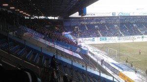Ungewohnt: Gäste und Heimsteher auf der gleichen Tribüne.