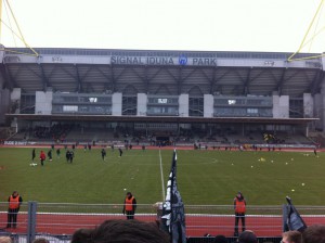 Blick aus dem Gästeblock auf der Gegengerade. Foto: Roxelraute